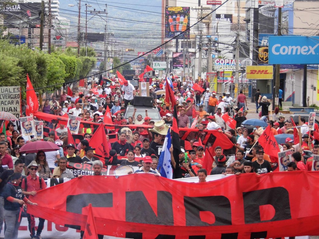 Javfer10's tweet photo. 15 años de Resistencia.
El 28J de 2009 de mi torneo de ajedrez salía a la protesta en el Parque Central de SPS. Nos movilizábamos por el retorno del Presidente @manuelzr, una nueva constitución, y en rechazo al Golpe de Estado. Por nuestros mártires,#Resistimos y #Vencimos. https://t.co/SHXlq1Z8dB