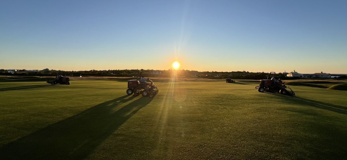 Good morning from the US Senior Open! A big shout-out to the dedicated grounds crew at Newport Country Club for their hard work behind the scenes this week. ⛳