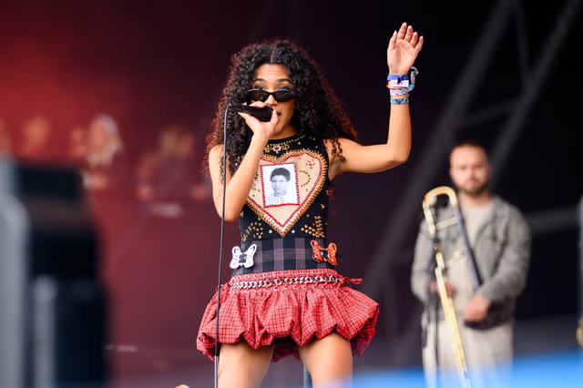 Olivia Dean lights up the Pyramid Stage at Glastonbury with her stunning performance! Her soulful voice and dynamic presence captivate the crowd. #OliviaDean #Glastonbury #PyramidStage