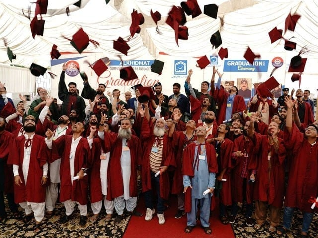 Payfurdu's tweet photo. پاکستان میں پہلی بار قیدیوں کا کانووکیشن۔

کراچی مرکزی جیل میں انفارمیشن ٹیکنالوجی، گرافک ڈیزائننگ، چینی اور انگریزی زبانوں میں پیشہ ورانہ کورسز مکمل کرنے والے 248 قیدیوں میں تقسیمِ اسناد کی تقریب منعقد کی گئی۔

1/2 https://t.co/VrGYQubbaI