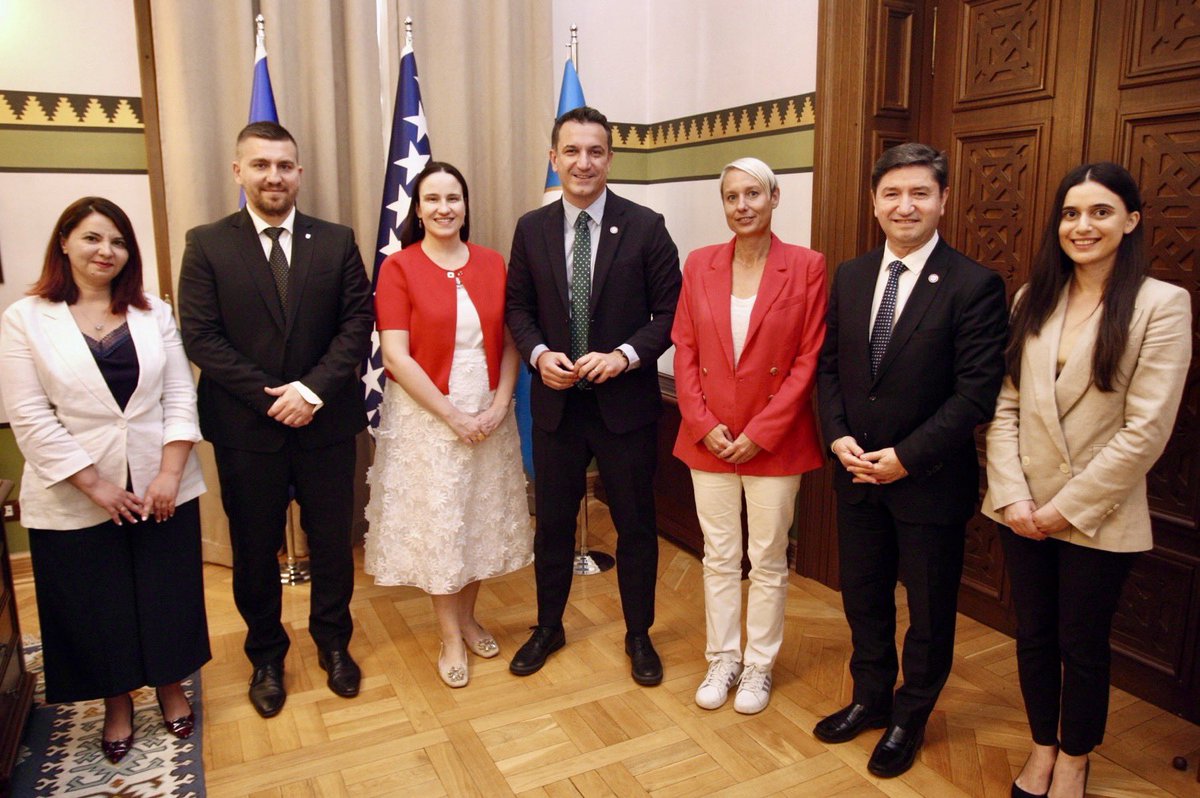 BenjaminaKaric's tweet photo. Gradonačelniče @erionveliaj, dobro došli u Sarajevo ❤️

Prilikom prve službene posjete gradonačelnika Tirane našem gradu, razgovarali smo o nastavku saradnje na temelju Memoranduma kojeg smo potpisali tokom moje nedavne posjete albanskoj prijestolnici.

Pobratimske veze Sarajeva i Tirane osnažene su i unutar Mreže balkanskih gradova B40.

Grad Sarajevo će 2025. od Tirane preuzeti ulogu lidera Mreže i biti ponosni domaćin Balkanskog samita.

Jačanjem dijaloga, zajedništva i regionalnih veza ka izgradnji snažnijih lokalnih zajednica.