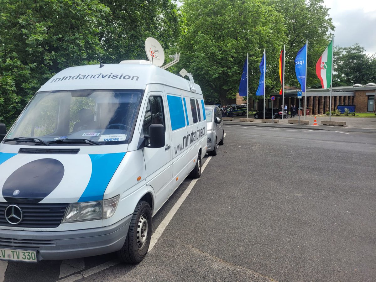 mindandvisionTV's tweet photo. Der #Bundeskanzler in #Neuss beim  Besuch des internationalen Polizeizentrum für die #FußballEM . Das Audiosignal haben wir drahtlos aus dem Gebäude zum #ÜWagen geholt und per Satellit abgesetzt. Jetzt noch Beiträge produzieren 💪 #mindandvision #AktuelleBerichterstattung https://t.co/tAZ83deiHe