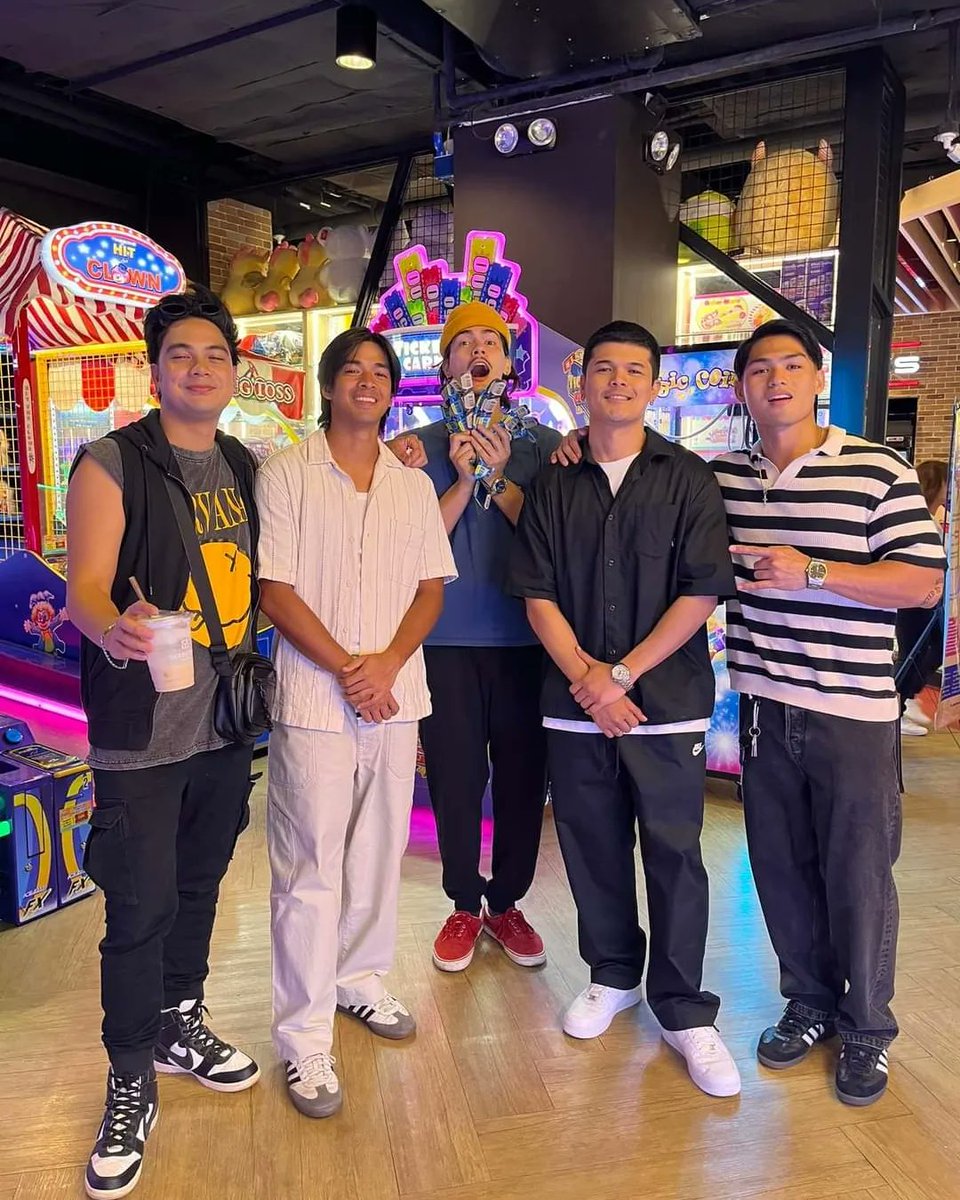 jinbabiesofc's tweet photo. Bidaman brothers at Jr Baring's sons birthday! 

Jin Macapagal, Johannes Risler, Eris Aragoza, Irvine Garcia and Jr

photo grab - Jr https://t.co/Zz1ZOWefz0