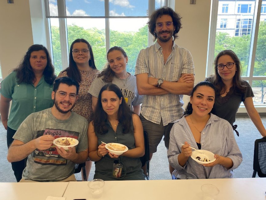 #CMUPortugal Program students hosted an Ice Cream Social at <a href="/CarnegieMellon/">Carnegie Mellon University</a> for other students, taking a break from studying and the summer heat! 🍦📚

🔗 More info here: cmuportugal.org/y94u