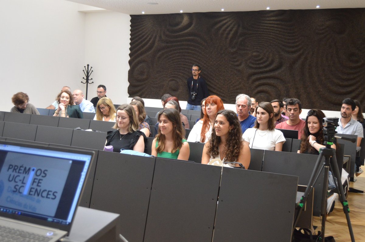 Acabam de ser entregues os Prémios UC-LIFE SCIENCES. Em cerimónia que contou com a presença do diretor da FCTUC, Prof. Edmundo Monteiro, e o diretor do DCV, Prof. Miguel Pardal, as premiadas Isabel Silva, Ângela Bessa e Ana Caniceiro, receberam os respetivos prémios.