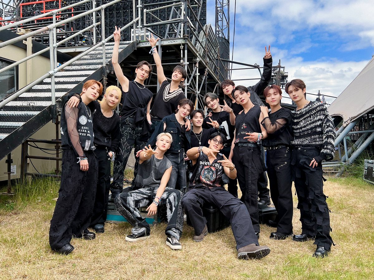 pledis_17's tweet image. [17'S] #Glastonbury2024

SEVENTEEN IS RIGHT HERE!
글래스톤베리 아주 NICE✨하게
무대를 찢어놓고 왔습니다🩷🩵

#SEVENTEENatGLASTONBURY
#캐럿들의_힘찬_응원_고마워요💎