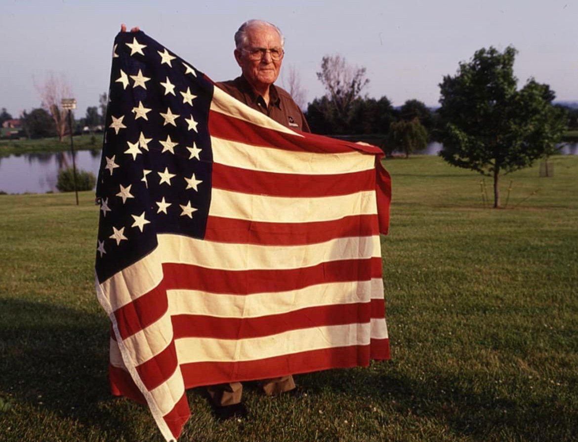 Jason_R_Burt's tweet photo. I can’t think of a better way to kick off the 4th of July than Major Dick Winters holding the American flag. 🇺🇸 https://t.co/nVet88851t