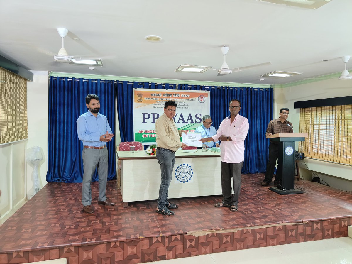 epfohubli's tweet photo. #EPFO RO HUBBALLI successfully executed #PRAYAAS Yojana today, an initiative of Delivering Pension Payment Order (PPO) to  EPS pensioners/retired employees on the day of their superannuation under EPFO's “Prayaas Scheme”. 

#PrayaasYojana  #EPFOHAINA 
@socialepfo @LabourMinistry https://t.co/7jIWpm3VCl