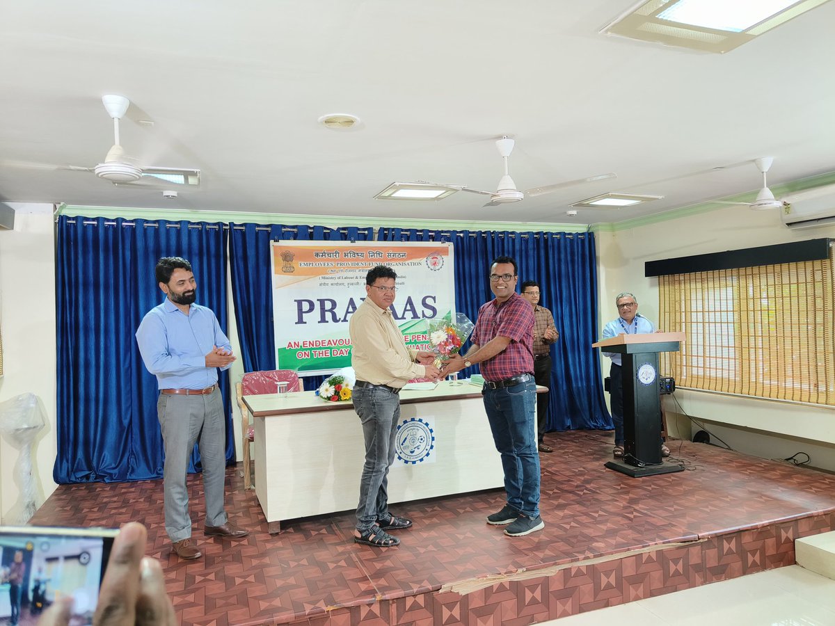 epfohubli's tweet photo. #EPFO RO HUBBALLI successfully executed #PRAYAAS Yojana today, an initiative of Delivering Pension Payment Order (PPO) to  EPS pensioners/retired employees on the day of their superannuation under EPFO's “Prayaas Scheme”. 

#PrayaasYojana  #EPFOHAINA 
@socialepfo @LabourMinistry https://t.co/7jIWpm3VCl