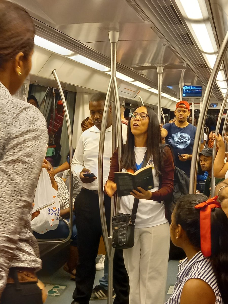 Dominicanaleerd's tweet photo. Honrando al Poeta Nacional Pedro Mir, en el Metro de Santo Domingo. https://t.co/JIWEb4Fhbq