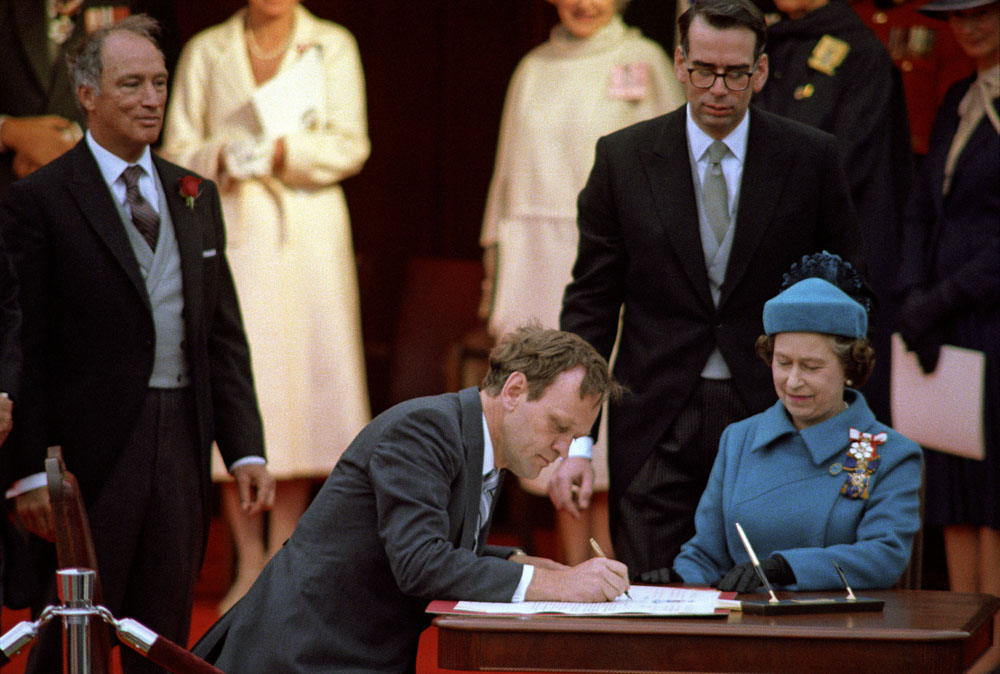 À quelques jours de la fête du Canada, il serait judicieux pour nous, Québécois, de revenir sur l'une des histoires la plus perverse que nous avons subie au sein de ce Canada qui nous condamne à un statut de plus en plus minoritaire dans ce fourre-tout canadien.
Le rapatriement