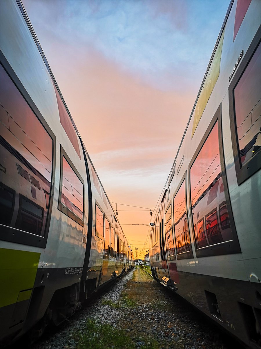 Jeudi 27 Juin. A l'heure où le soleil se couche après une belle et chaude journée d'été, à Meaux, on échange nos rames pour amener le matériel à La Ferté Milon et ainsi assurer le plan de transport tel qu'il est prévu le lendemain matin.

#AGC #B82500