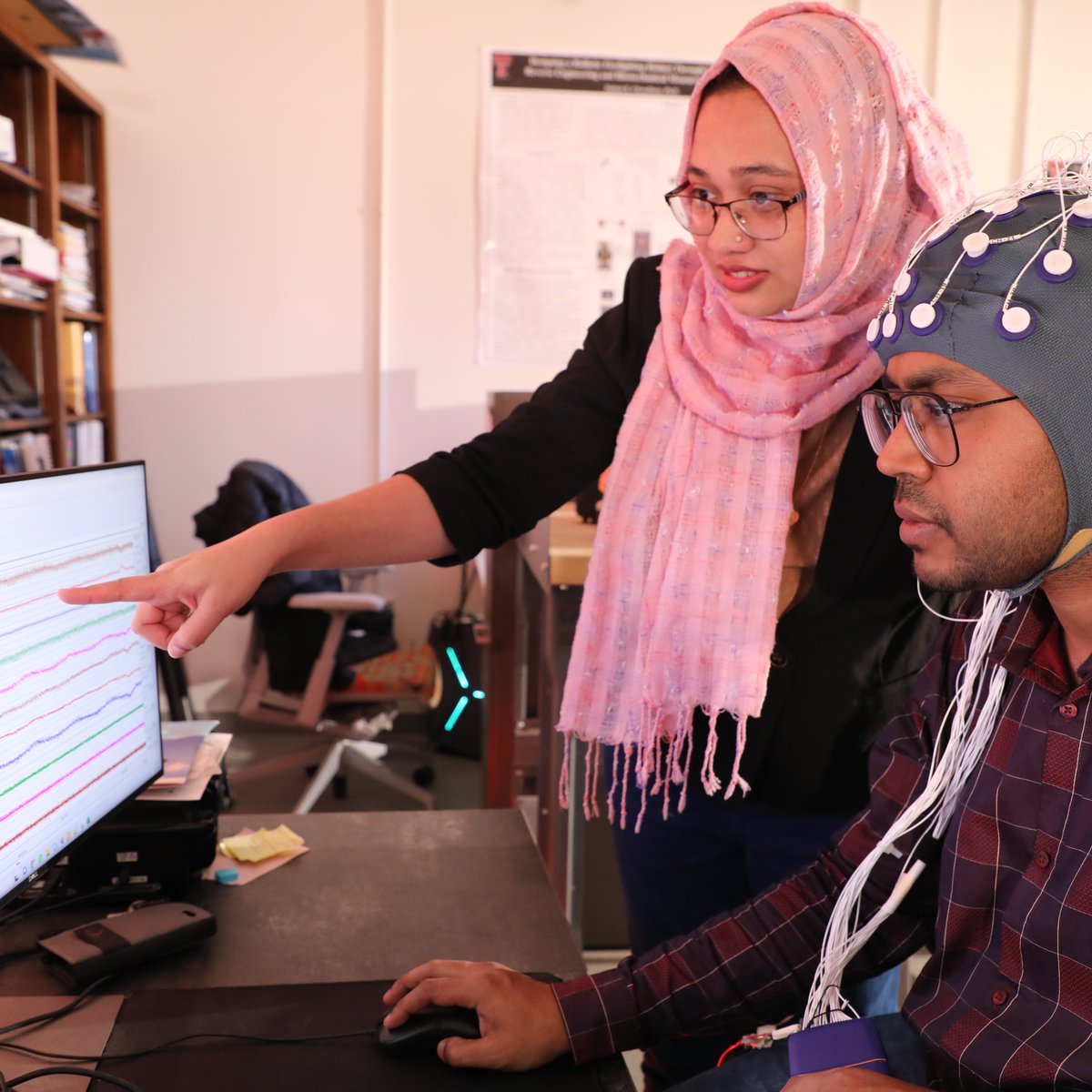 TTUEngineering's tweet image. Engineers dive deep into the EEG data analysis to unlock new possibilities in neural technology. #TTUEngineering #FromHereItsPossible