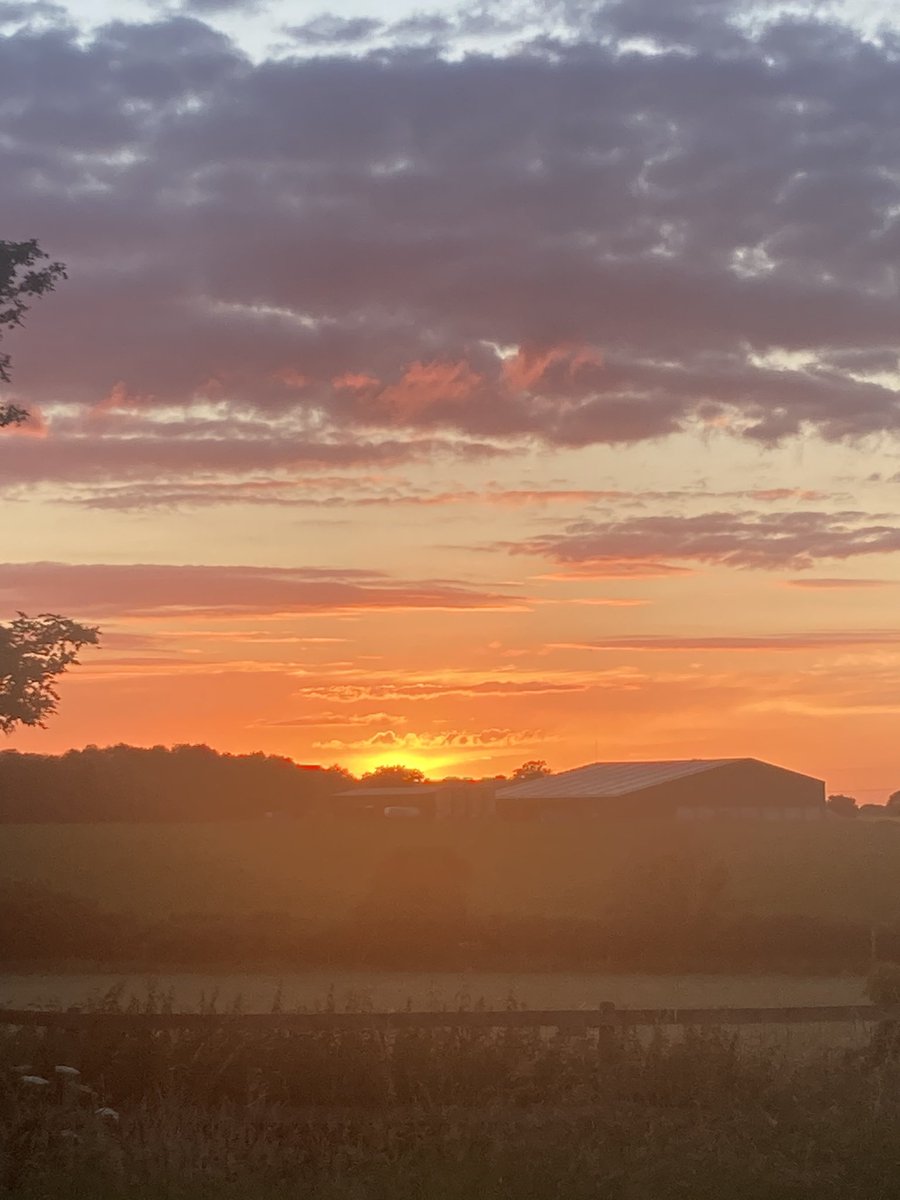 rsjmum's tweet photo. Sunset over Stonham Parva / Mendlesham @Visit_Suffolk @suffolkskies https://t.co/JHzA6DjONT