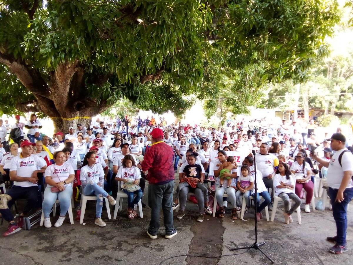 Nos desplegamos de forma organizada en apoyo a Nicolás. #LealesConChávezYNicolás <a href="/NicolasMaduro/">Nicolás Maduro</a> <a href="/dcabellor/">Diosdado Cabello R</a> <a href="/rafaellacava10/">Rafael Lacava</a>