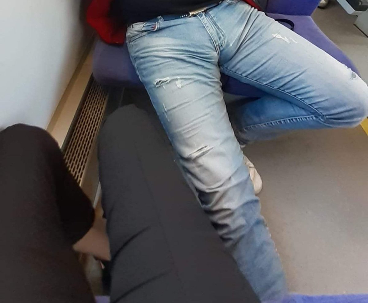 Όταν λες στον κολλητό σου να σε βγάλει φώτο και κάνει focus εκεί που τον συμφέρει....😉
