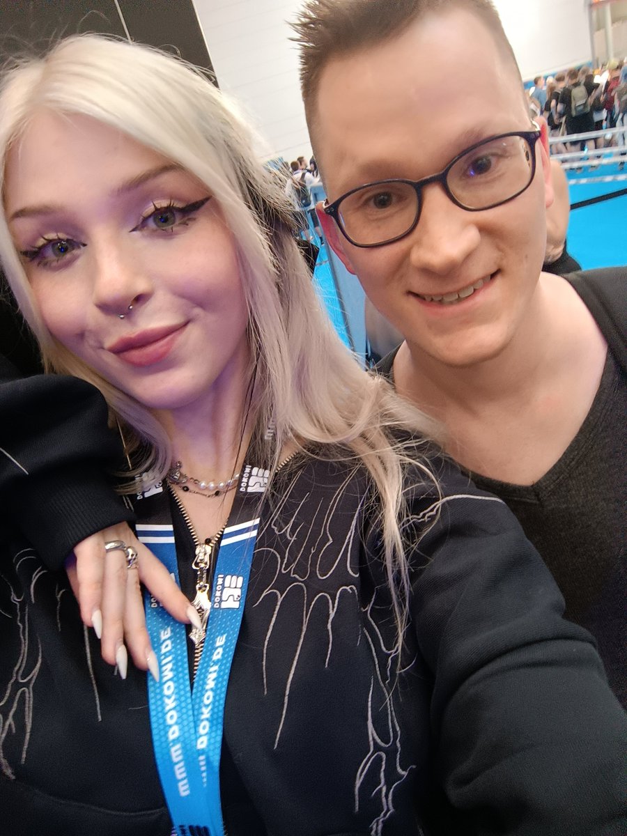 Der erste Tag #DoKomi ist geschafft und ich habe soviele tolle Menschen getroffen. Es war WHOLESOME 🥰

<a href="/Vahnilly_/">Vahnilly</a> 
<a href="/Katazuri_/">Kataa</a> 

Danke für eure Zeit. 💜