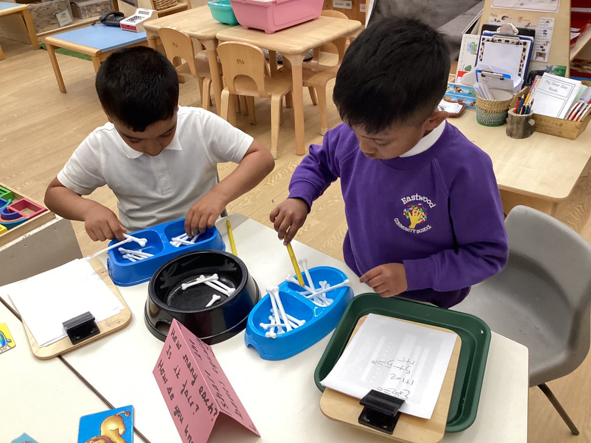 ECS_Keighley's tweet photo. Reception are learning about sharing in maths. Today they were sharing out dog bones into equal parts! #Mathematics #engagedlearners #motivatingmaths #makinglinks https://t.co/szwbhSBonW