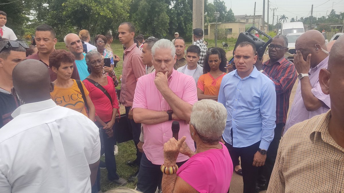 Mayelín del Sol (@solmayelin) on Twitter photo #Noticia en desarrollo 🎙️🎥⤵️
El mandatario 🇨🇺 conoció d los desafíos demográficos q afronta la comunidad d Aguada d Pasajeros en #Cienfuegos. Se interesó X las estrategias para sortear el elevado índice d envejecimiento poblacional d la zona.
<a href="/PresidenciaCuba/">Presidencia Cuba 🇨🇺</a> <a href="/PerlavisionTV/">Perlavisión TV</a> #Noticia en desarrollo 🎙️🎥⤵️
El mandatario 🇨🇺 conoció d los desafíos demográficos q afronta la comunidad d Aguada d Pasajeros en #Cienfuegos. Se interesó X las estrategias para sortear el elevado índice d envejecimiento poblacional d la zona.
<a href="/PresidenciaCuba/">Presidencia Cuba 🇨🇺</a> <a href="/PerlavisionTV/">Perlavisión TV</a>