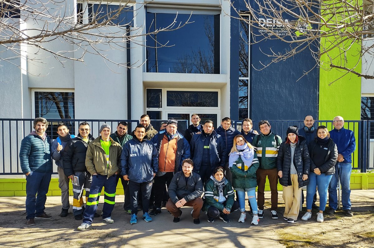 Deisa_arg's tweet photo. #NovedadesDEISA
5ta Jornada de Capacitación y Entrenamiento para Entidades de la Economía Popular 💪🏻

Recibimos a trabajadores de cooperativas de reciclado para capacitarlos sobre  los equipos fabricados por DEISA 🙌🏻

♻ Leé la nota completa en https://t.co/hRATsQs5FQ https://t.co/qmkTm4irwh