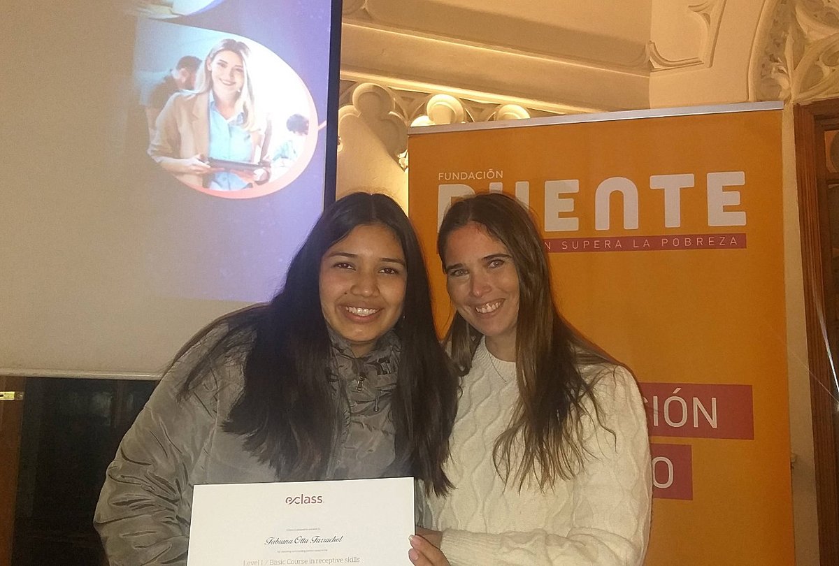 Orgullosos y felices, 16 estudiantes de Fundación Puente recibieron sus diplomas tras finalizar su programa de inglés junto a eClass.  Esta  experiencia es una gran oportunidad para los y las jóvenes de estar más y mejor preparados para su futuro profesional.