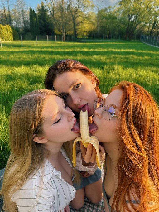 Do you want to be in the banana's place? Yes or NO?  @alexislustt and @linafits https://t.co/rwffNeq