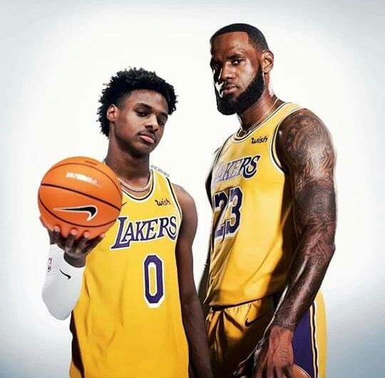 Jorge_C_Suarez's tweet photo. BOOOM🔥🔥🔥🔥 Bronny James a Los Angeles Lakers con el pick nº55 del Draft NBA
LeBron acaba de conseguir algo más valioso que un anillo, acaba de cumplir uno de sus sueños más grandes de su vida, jugar con su hijo en el mismo equipo de la mejor liga del mundo https://t.co/kIDfj1OG7H