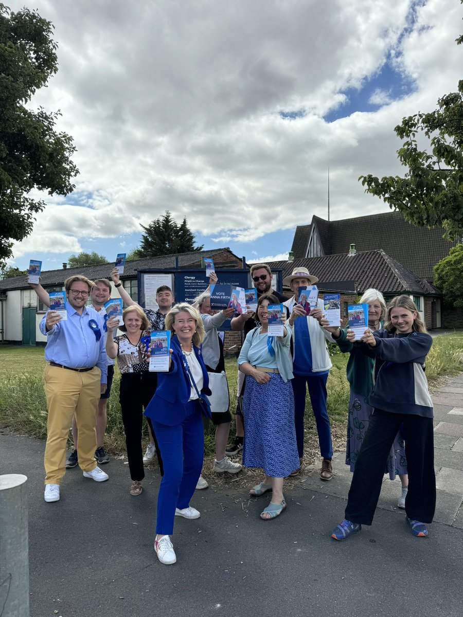 Anna_Firth's tweet photo. 🦸♀️Firth team at full force today in #Prittlewell, #StLukes and #Belfairs!
☕️Quick detours today including a coffee break at St. Peter’s church and a successful browse at Peaceful Place charity shop 🛍️#VoteAnnaFirth
#AnnaFirth4SouthendWestandLeigh
#GeneralElection2024 https://t.co/S0neX9BOsn