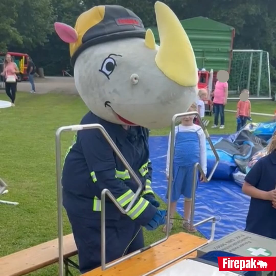 Firepak_de's tweet image. Ein schönes #Sommerfest ist ein wichtiger Faktor, um das Interesse für #Feuerwehren zu wecken, deshalb kommt unser Maskottchen Norbert sehr gerne, um die Kinderaugen strahlen zu lassen

Scheut Euch nicht, sondern kontaktiert uns.

💡firepak.de/Nashorn-Norber… 

#ff #ehrenamt