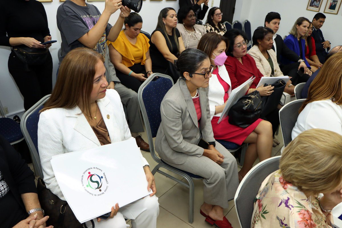 Realicé, junto a mi equipo de trabajo y autoridades universitarias, el acto de entrega de los Certificados de Acreditación y Reacreditación de las carreras de Ciencias de la Salud a las autoridades representantes de las distintas universidades de nivel superior.