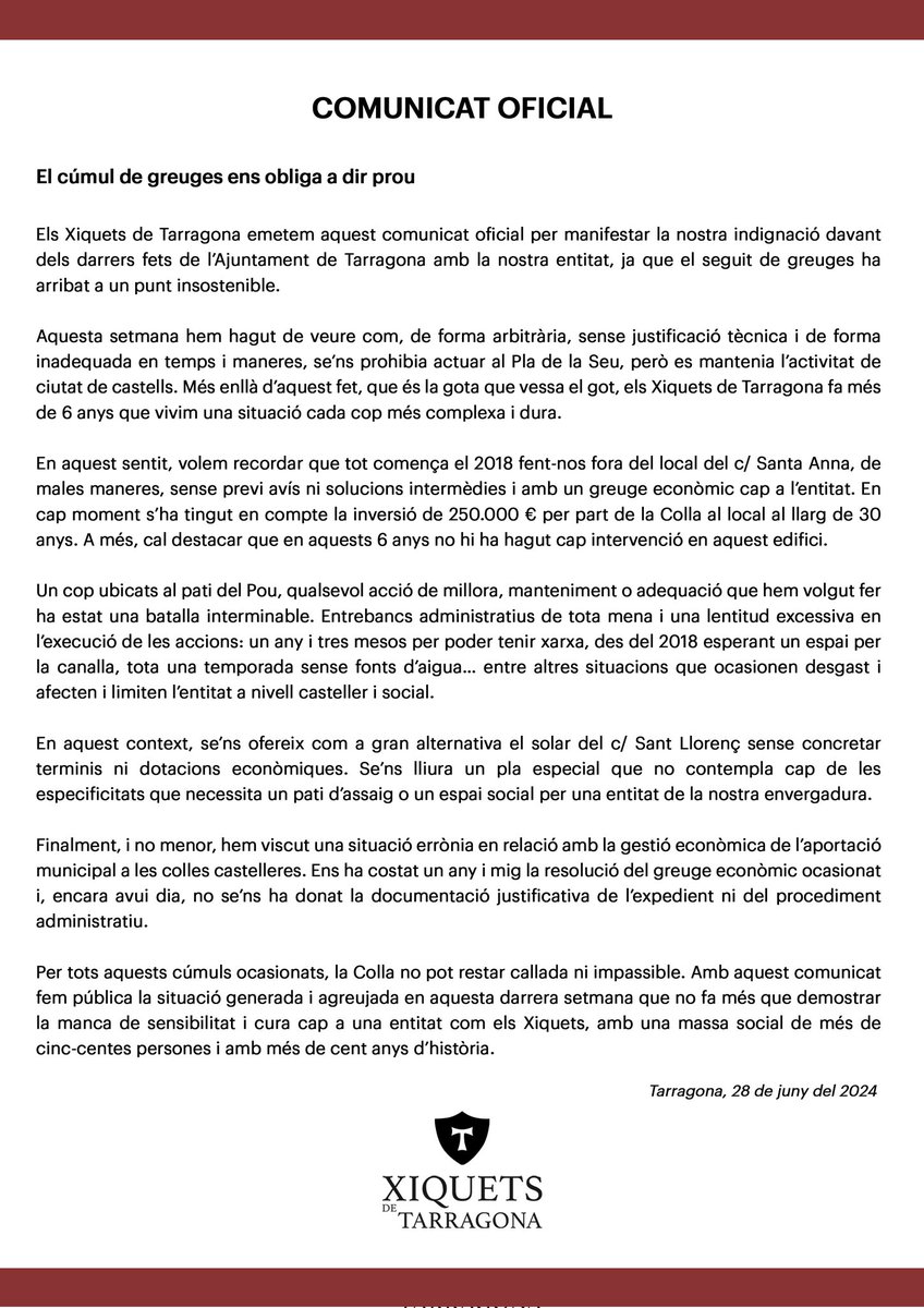 elMonCasteller's tweet photo. Vídeo | Els @xiquetstgn fan pilars reivindicatius a la plaça de la Font com a protesta per la situació que viu la colla des de fa sis anys, quan es van quedar sense local, i la manca de sensibilitat de l'administració local que denuncien en un comunicat. 
#castells https://t.co/BlAzKpN1Em