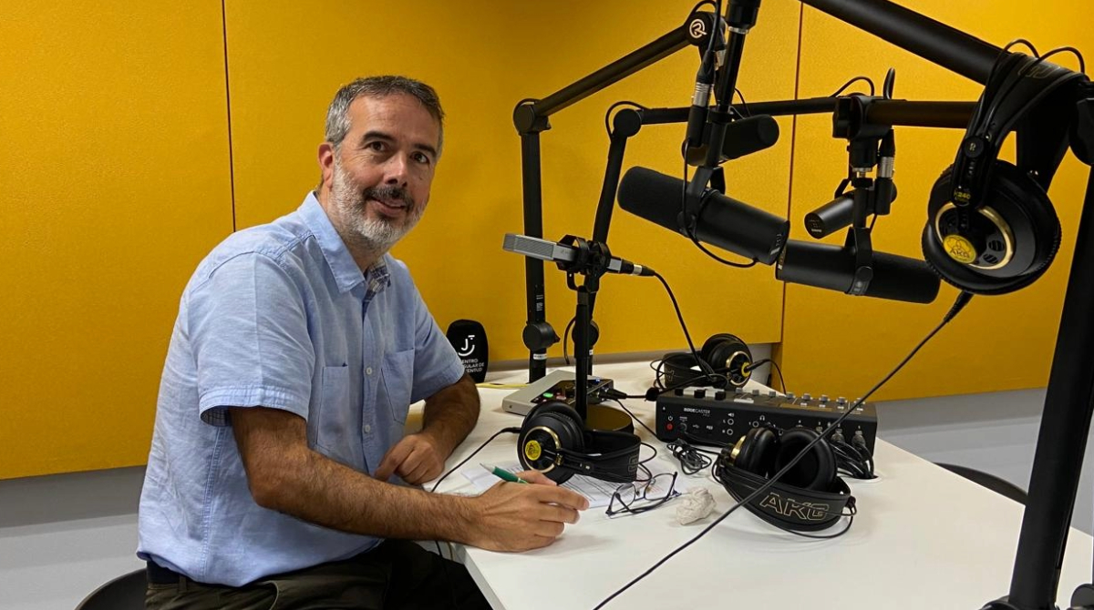 nomadasrne's tweet photo. 🔴 Hoy nos guía el escritor majorero de novela negra @cdgutierrez, autor de 'Sangre de perros' y 'Tres tes' (@AliarEdiciones). Agradecemos el apoyo técnico del @cijftva para que todo suene de maravilla.

#OnAir #NómadasFuerteventura @rne @radio5_rne @RTVECanarias https://t.co/PTf1lwdIrm
