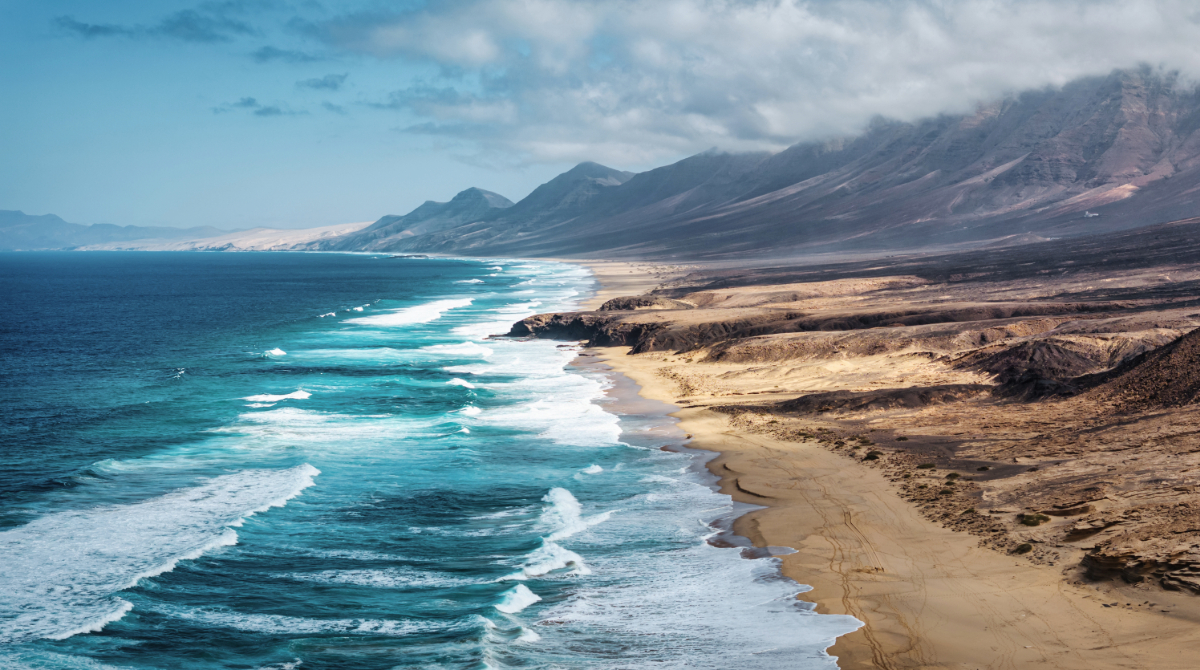 nomadasrne's tweet photo. 'Fuerteventura, el desierto mágico navega'. 🇮🇨 Ya tienes disponible nuestro viaje canario de hoy en #RTVEAudio y el resto de plataformas de sonido bajo demanda.

🎧 Podcast: https://t.co/Y3g6A89Y5M

#NómadasFuerteventura @rne @RTVECanarias https://t.co/yKw9BuTQTi