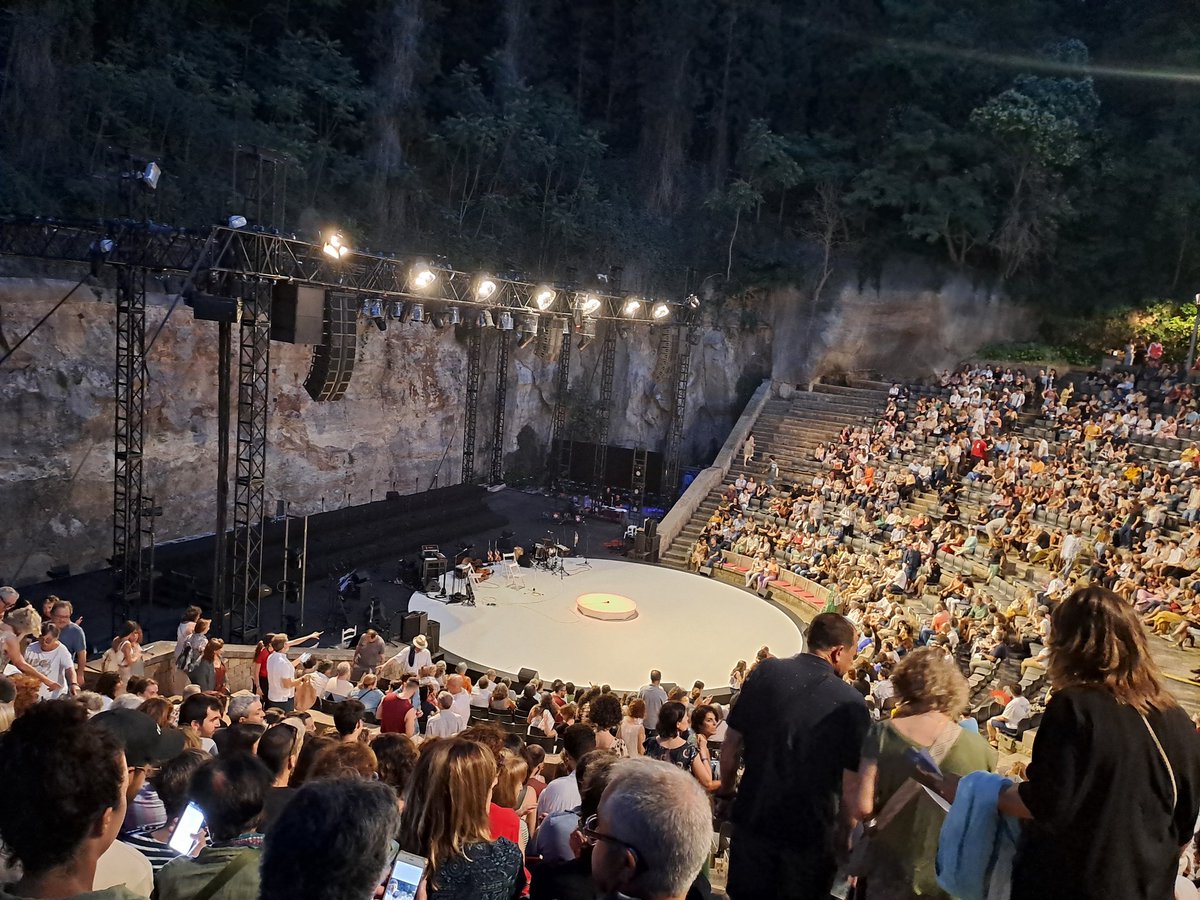 Ara si que ha arribat l'estiu! A gaudir de la 🎶 amb la <a href="/silviaperezcruz/">silvia perez</a> i bona companyia