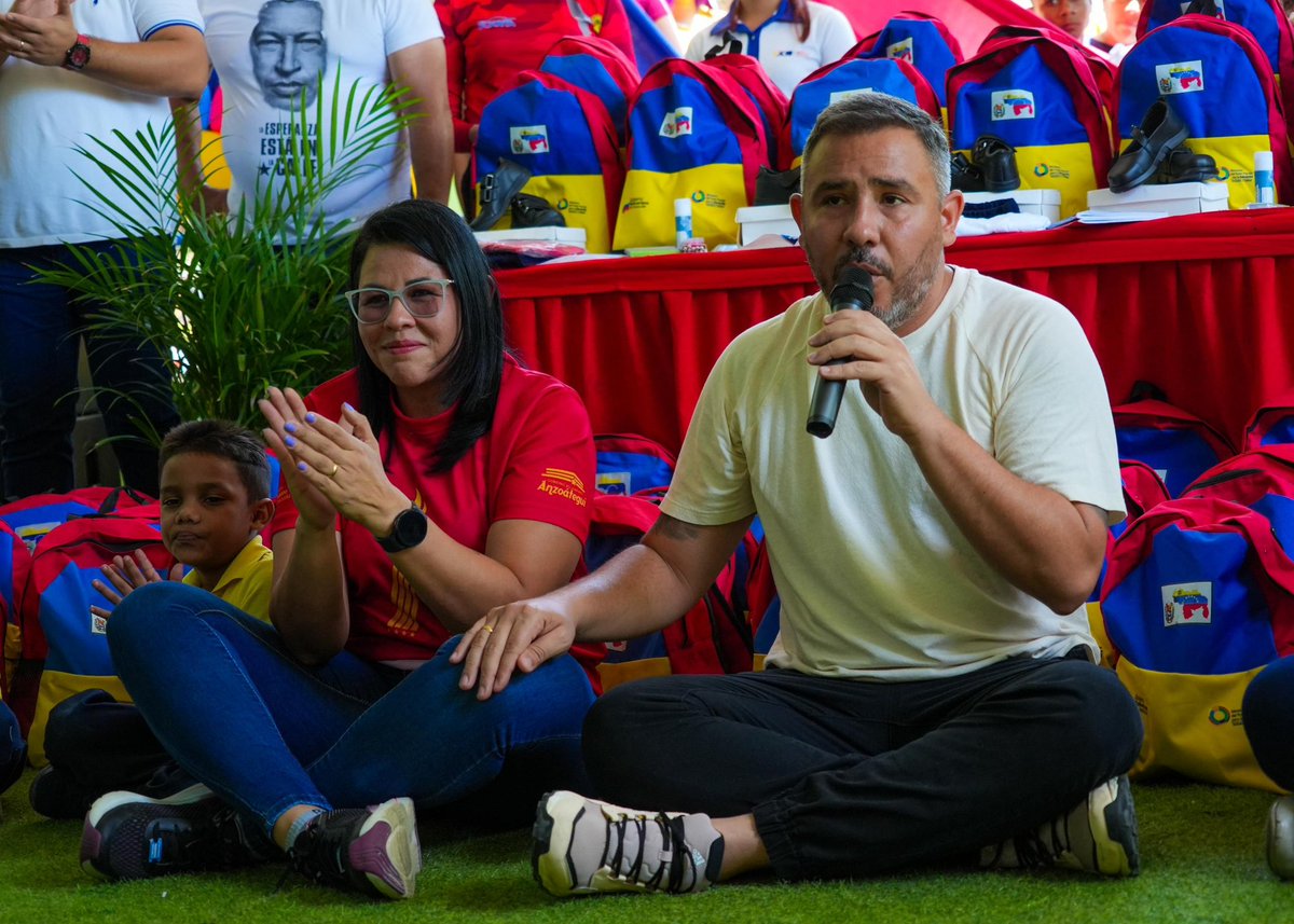 anzoateguigob's tweet photo. En nombre del Presidente @nicolasmaduro y en el marco del 1x10 del Buen Gobierno Social, este viernes #28JUN el gobernador @luismarcanos acompañó a la alcaldesa de Guanta @natalibello1 en la entrega de los trabajos de rehabilitación de la Unidad Educativa "Don Eugenio Mendoza". https://t.co/iZV7gNweeB