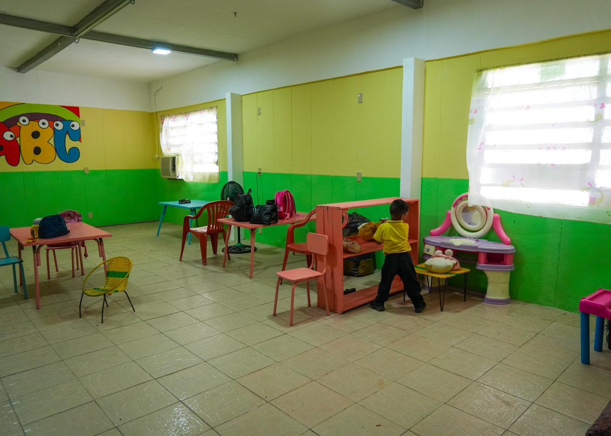 anzoateguigob's tweet photo. En nombre del Presidente @nicolasmaduro y en el marco del 1x10 del Buen Gobierno Social, este viernes #28JUN el gobernador @luismarcanos acompañó a la alcaldesa de Guanta @natalibello1 en la entrega de los trabajos de rehabilitación de la Unidad Educativa "Don Eugenio Mendoza". https://t.co/iZV7gNweeB