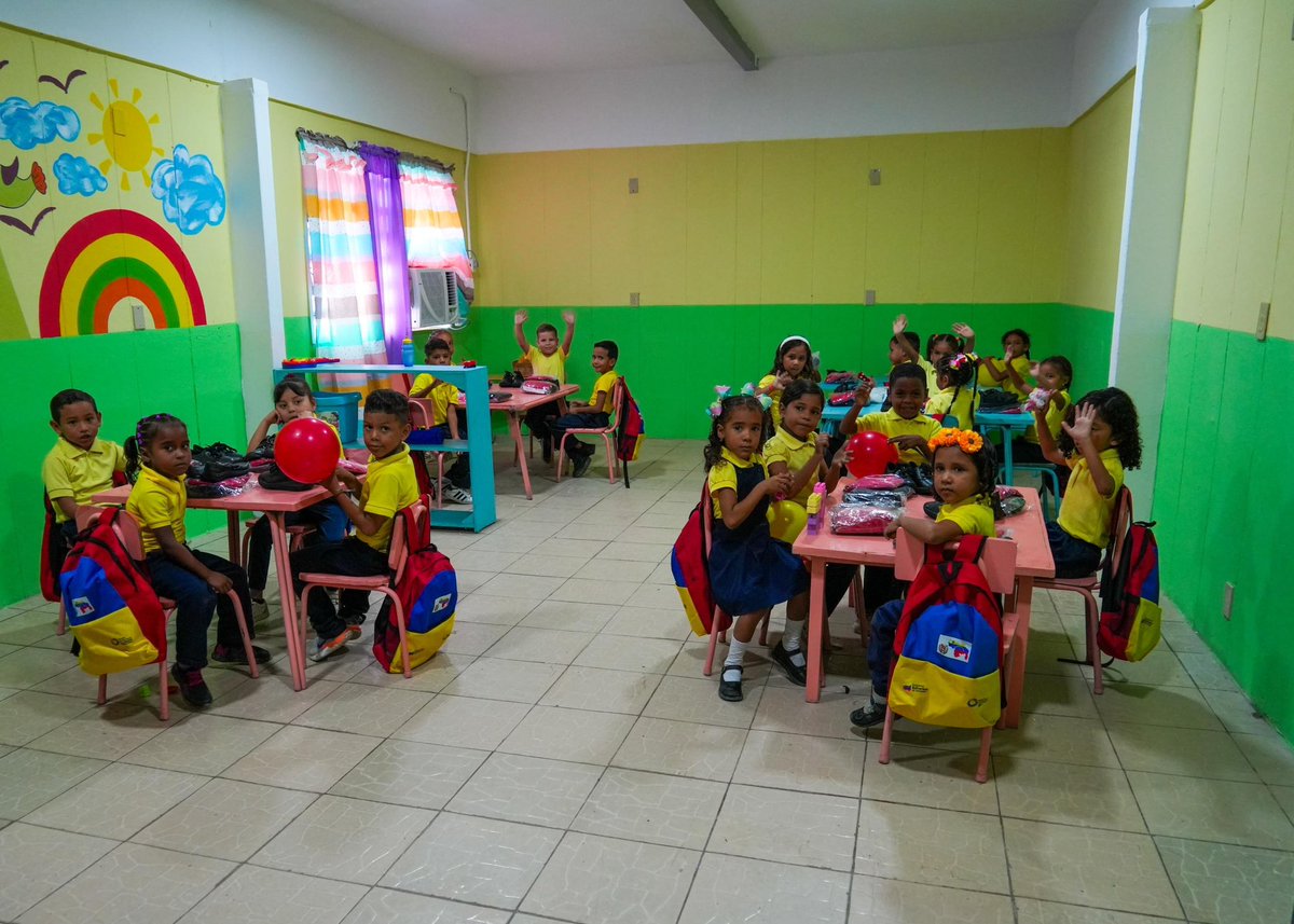 En nombre del Presidente @nicolasmaduro y en el marco del 1x10 del Buen Gobierno Social, este viernes #28JUN el gobernador <a href="/luismarcanos/">Luis Marcano</a> acompañó a la alcaldesa de Guanta <a href="/natalibello1/">natali bello</a> en la entrega de los trabajos de rehabilitación de la Unidad Educativa "Don Eugenio Mendoza".