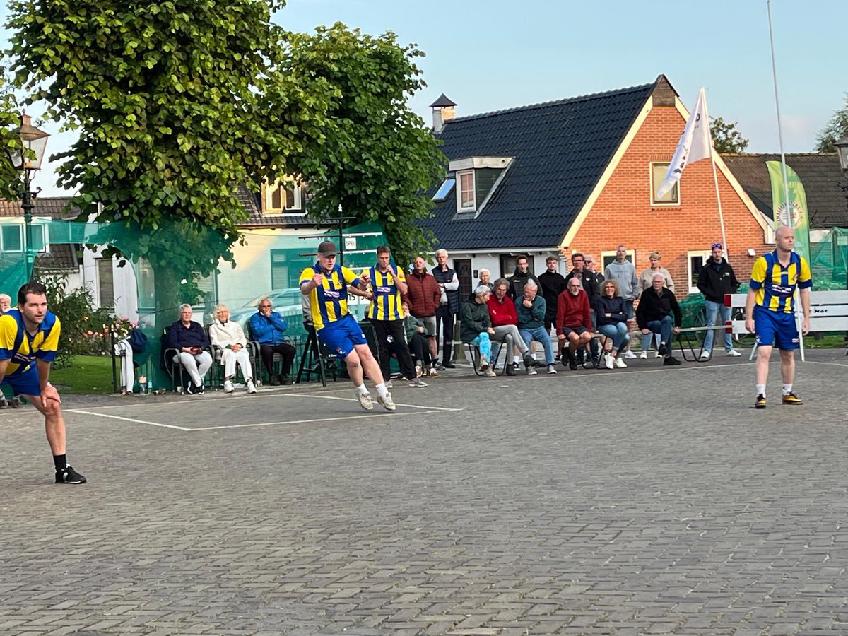 KVOnderOns's tweet photo. De earste 3 wedstriden fan de 1e omloop binne keatst. 
Lollum-Waaksens - Baard 5-7. Grou - Easterlittens 4-8 en Seisbierrum - Frentsjer 8-7. 

Moandei gean we fierder mei om 18:30 Deinum - Makkum. 19:30 Eksmoarre - Moarre-Ljussens. Dêrnei Winsum - Ljouwert. 
#Ifkjeudepelote https://t.co/6ThsJ2haDv