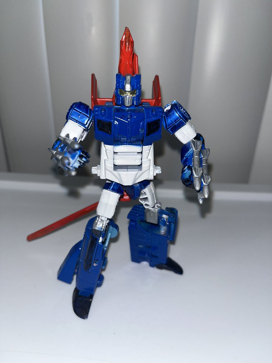 PW_DracoAzul's tweet photo. Based on art by @titangoji, my friend Steve Thao made a customized Draco Azul Transformers figure out of Combiner Wars Alpha Bravo!
#FanArtFriday #DracoAzul #primalwarriordracoazul #Transformers https://t.co/81dNFTJqjJ