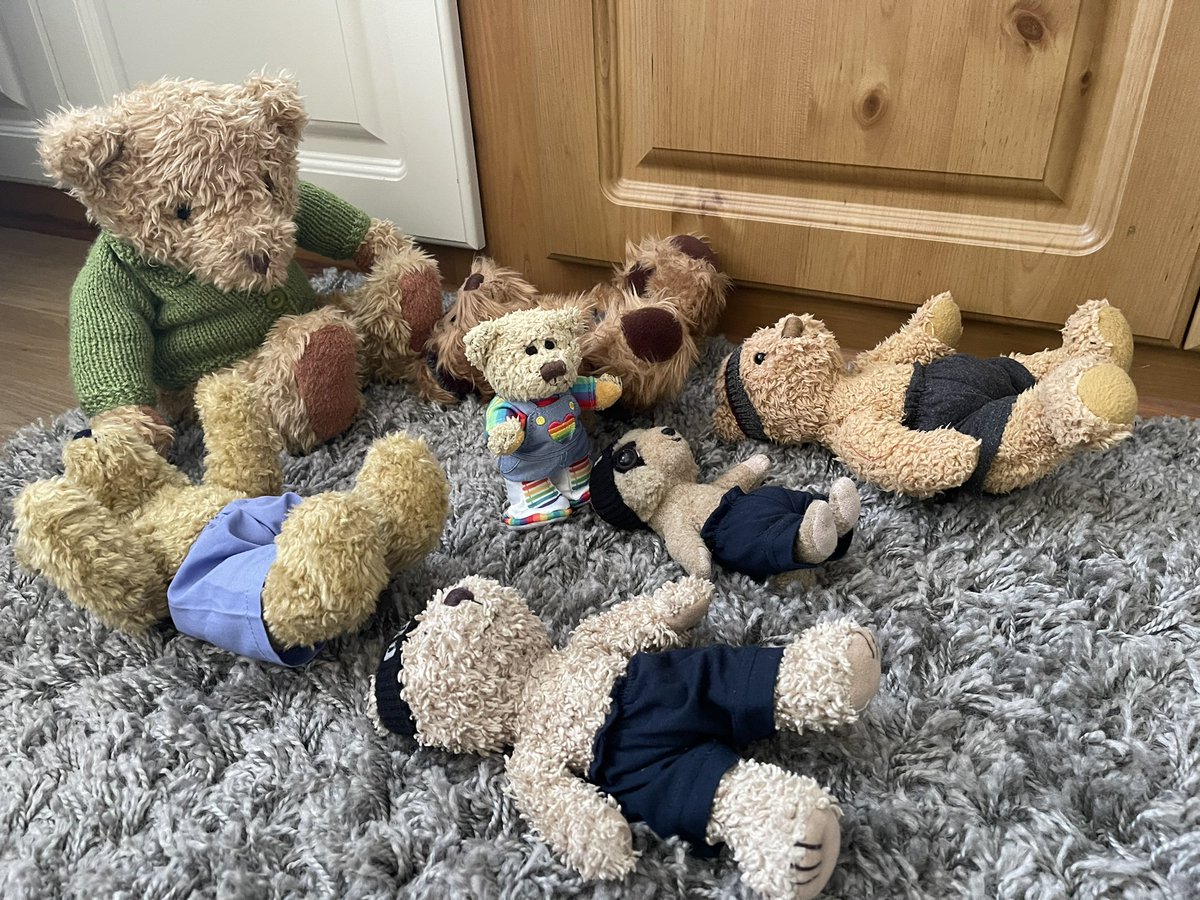 FredTedOlga's tweet photo. #KoloFitJune24 #AbsFriday - oh - our human nearly forgot to post these pictures - only a few days left if our month's challenge with Kolo.
Derek is helping Fred - he's finding sit-ups quite challenging - have a great evening everyone - see you all tomorrow https://t.co/296ZyIVtID