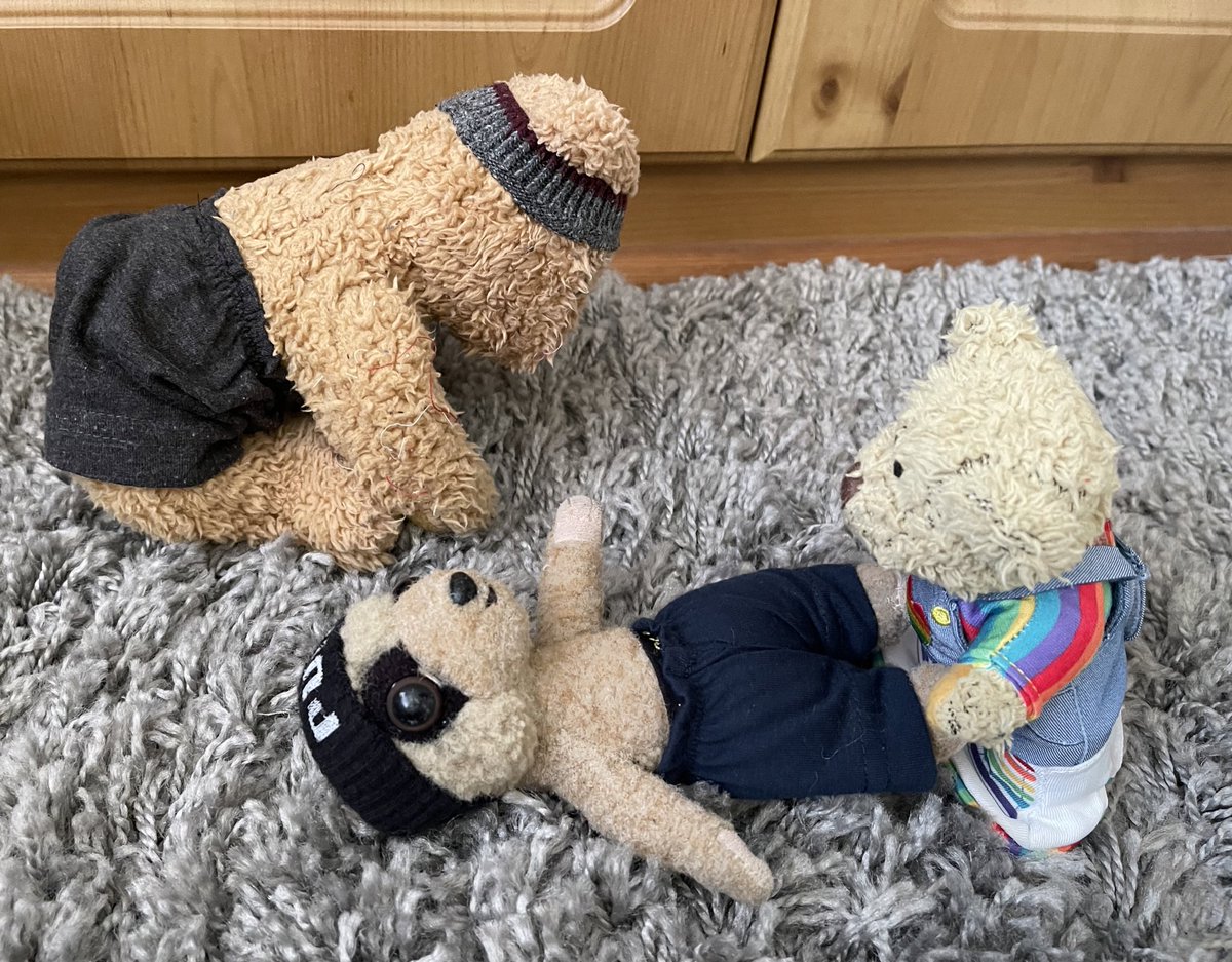 FredTedOlga's tweet photo. #KoloFitJune24 #AbsFriday - oh - our human nearly forgot to post these pictures - only a few days left if our month's challenge with Kolo.
Derek is helping Fred - he's finding sit-ups quite challenging - have a great evening everyone - see you all tomorrow https://t.co/296ZyIVtID