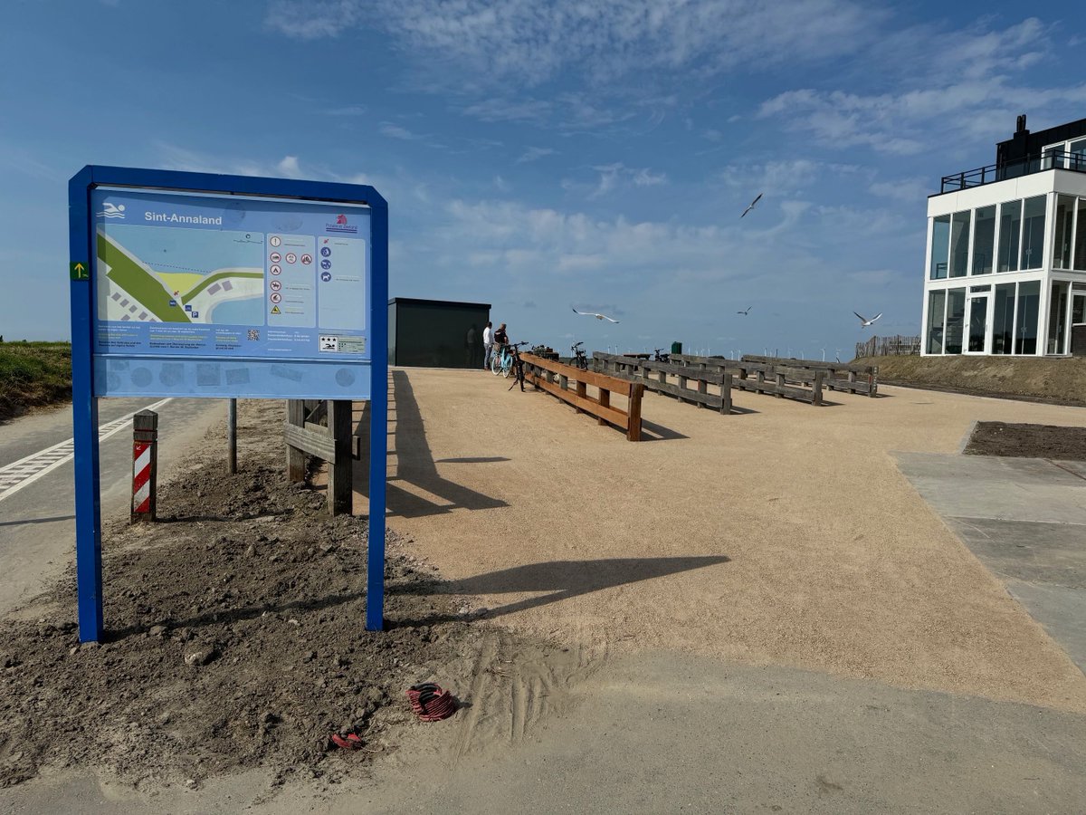 Gemeente_Tholen's tweet photo. Wethouder Moerland en wethouder Van Leeuwen openden vandaag het eerste openbaar & zelfreinigend toiletgebouw 🚽 #strandje #SintAnnaland. Daarnaast ook grotere #fietsenstalling 🚲, meer parkeerplekken + 2 picknicktafels. 1 geschikt voor #mindervaliden 🦽
👉https://t.co/vcBLy07BNC https://t.co/jVZnY5rUyS