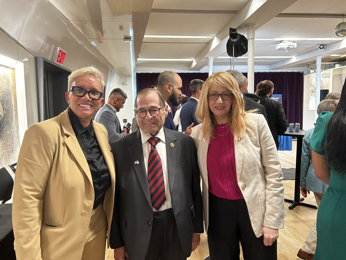 LindaBRosenthal's tweet photo. An end to the HIV/AIDS epidemic is within reach, but access to treatment is key.

Prior authorizations delay care &amp; put patients at risk. Proud to join @GovKathyHochul for signing of my bill to end PA requirements for HIV drugs &amp; others to protect LGBTQ+ NYers.

Happy Pride! 🏳️‍🌈🏳️‍⚧️ https://t.co/okp2scchvL