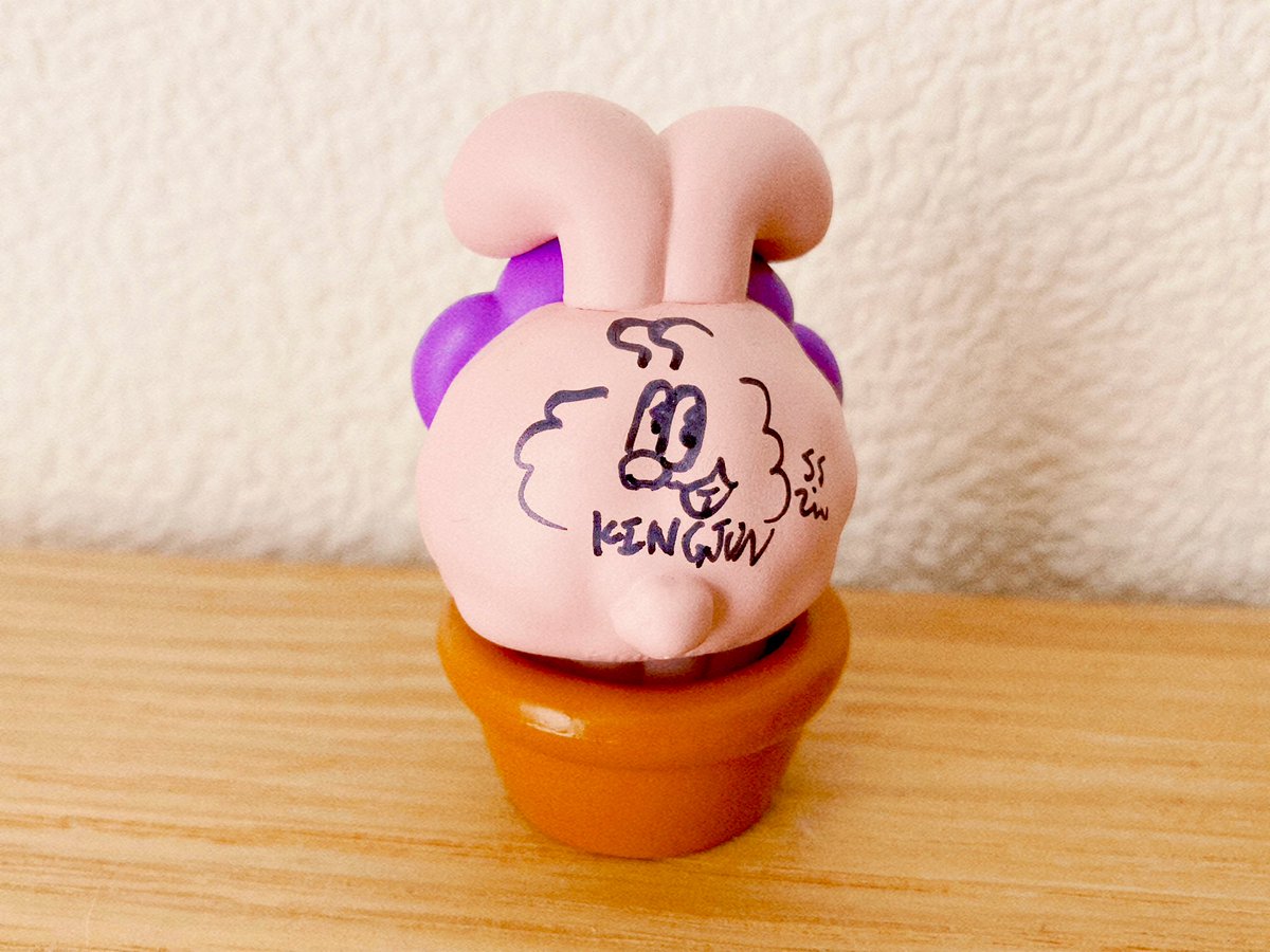 heidi0stan's tweet photo. 先週KINGJUNさんのポップアップ、お店の方が気を利かせてくださり作者ご本人とお話することができました…！
以前入手したガチャの裏にサインも頂いてしまいました…本当にありがとうございました🐰🩷‼︎‼︎
グッズもかわいいものばかりでたくさん悩んでしまった😭行ってよかったです…。
#KINGJUN https://t.co/AlsTOVwyBQ