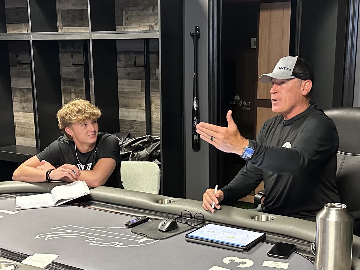 Jurgensen17's tweet photo. Classroom and field work with @patohara17. @QBTactical @DraftAcademy_. 🔶⚔️🔷 #WahooWa #GoHoos @HornetFB_1MOORE @gabedavisO @Andy_Villamarzo @JacquieFran_ @BrianDohn247 @JonSantucci @RealNews102 @SLeonard247 @FlaHSFootball https://t.co/qVqMEywTVk