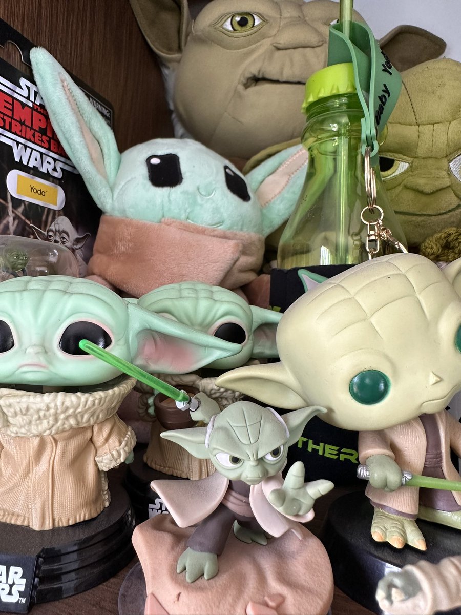 TheDeathDieClu1's tweet photo. Permítanme presentarme. Soy Chux, el Máster Yoda del rol. #ForeverDM, elder Kobold de @LaKoboldCon (estoy viejito), fan de #StarWars, portador del chaleco #Barovia de #LaRonda, y #MorkBros por decisión propia. Y tu, ¿quien eres? #6dlrol https://t.co/Eqel5wtsBL