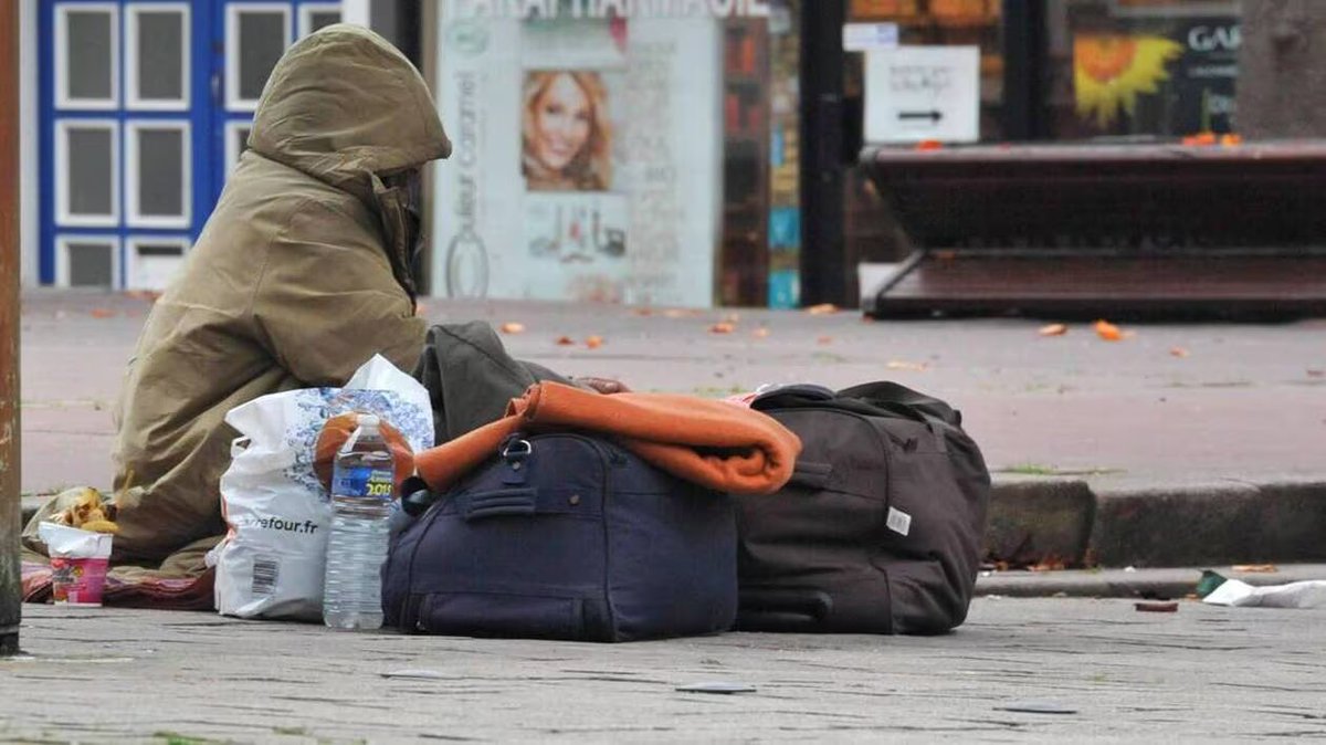 le_jarl's tweet photo. 🚨 ALERTE : Le Sdf agressé violemment et par deux Roumains de 14 ans dans la soir��e de mercredi à jeudi est décédé des suites de ses blessures. On le voyait le week end, je lui offrais son petit café. Qu’il trouve enfin la paix. 
Ces deux racailles sont connues des services de police et les Sdf qui viennent se réfugier la nuit auprès de mon équipe de sécurité m’ont confirmé cette nuit bien connaître ces délinquants qui s’en prenaient souvent à eux violemment. 
Les cinglés sont laissés dehors ! Rien est fait pour protéger les plus faibles.