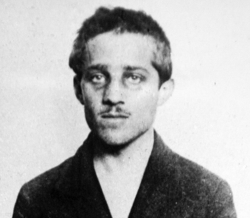 ElSeorX73438759's tweet image. 🔫 El atentado fue llevado a cabo por Gavrilo Princip, un nacionalista serbio miembro del grupo “La Mano Negra”. Este acto desencadenó una serie de eventos que llevaron al estallido de la Primera Guerra Mundial. 💣🌍

#LaManoNegra #GavriloPrincip