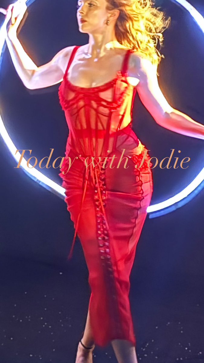 BTS with Jodie Comer for Modern Weekly China 💃

📸: seonwoohwan_ via instagram