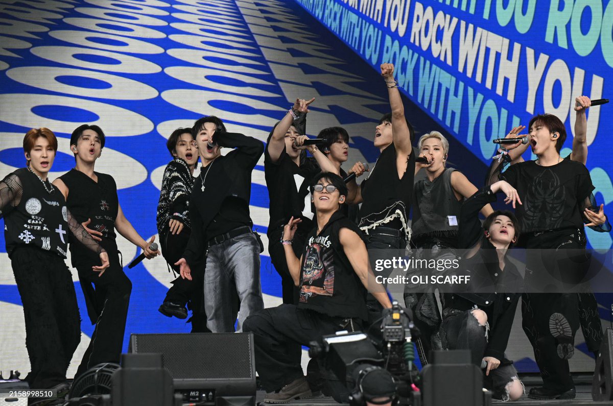 wonubliss's tweet photo. SEVENTEEN AT THE PYRAMID STAGE

#SEVENTEENatGLASTONBURY https://t.co/l9CXqrWmv2